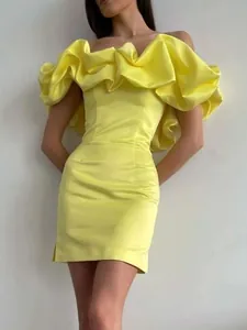 Elegante vestido mini de satén amarillo con volantes y hombros descubiertos para fiesta.