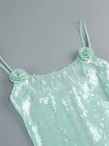 Gedetailleerd overzicht van een mintgroene paillettenjurk met elegante 3D stoffen bloemen