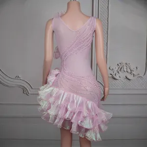 Detailansicht der Rückseite eines rosa Bühnenkleids mit irisierenden Rüschen und Perlen.