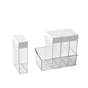 Ensemble de boîtes à épices transparentes avec couvercles blancs et plateau de cuisine