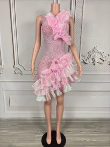 Detail eines pinken Bühnenkleids mit irisierenden Rüschen und Perlenverzierung
