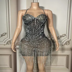 Vista detallada del mini vestido negro con pedrería brillante y detalles de flecos de plata