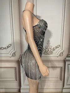 Vista detallada de un vestido mini de diamantes de imitación con flecos plateados