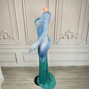 Vista laterale del vestito a sirena con strass di lusso e sfumatura blu e verde sfumato