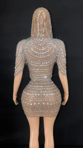 Gedetailleerd achteraanzicht van een sprankelende strass crop top met capuchon en minirok