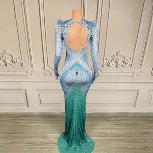 Vista posteriore dell'abito a sirena sfumato di lusso con strass e dettagli di perle