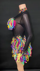 Vista detallada de vestido transparente de cuello alto con flecos arcoíris y pedrería