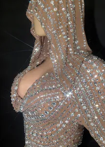 Detail van fonkelende zilveren strass-steentjes op een mesh feestjurk met capuchon.