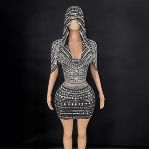 Detailweergave van de glamoureuze zwarte set met capuchon en minirok met fonkelende stras