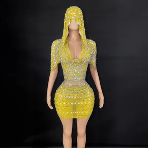 Gele tweedelige set met strass en capuchon voor feesten of optredens