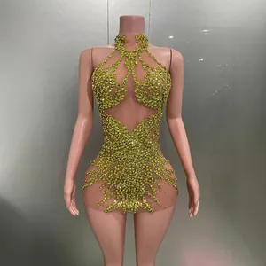 Detailansicht der funkelnden goldenen Strasssteine auf dem Netz-Minikleid für die Bühne