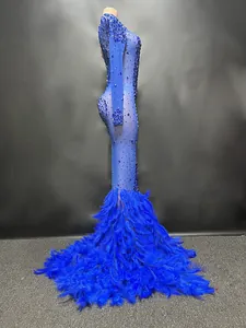 Detalle de vestido de noche sirena azul real con pedrería brillante y plumas