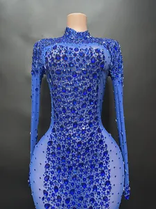 Vista detallada del vestido de malla azul real con adornos de diamantes brillantes.
