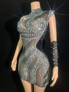 Sexy Mini-Netzkleid mit silbernen Strasssteinen und modischem Ein-Schulter-Ärmel