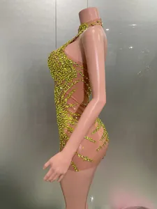 Detailansicht eines sexy goldenen Strass-Netz-Bodycon-Minikleids für die Party