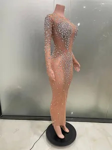 Vista laterale di un elegante abito in rete nudo decorato con strass d'argento