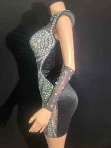 Seitendetail eines schwarzen Netz-Minikleides mit glitzernden Strasssteinen
