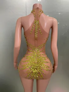 Detaillierte Rückansicht eines nude Mesh-Bodycon-Minikleids mit glänzenden goldenen Strasssteinen