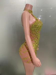 Seitenansicht des goldenen Strass-Netz-Minikleids an Schaufensterpuppe für die Bühne.