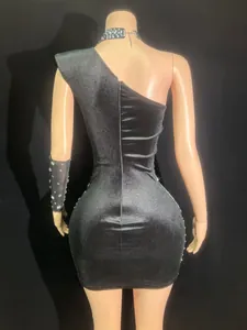Detaillierte Rückansicht des schwarzen One-Shoulder-Samtkleides mit glitzernden Strasssteinen