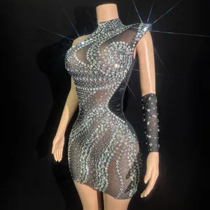 Sexy Ein-Schulter-Minikleid aus Mesh mit funkelnden Strasssteinen für Bühnenauftritte.