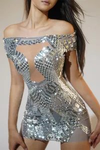 Primo piano di un mini abito in strass argento con eleganti dettagli aderenti