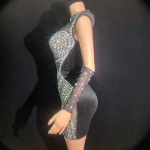 Sexyes schwarzes Netz-Minikleid mit Strasssteinen und einzelnem Ärmel für die Bühne.