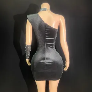 Elegantes schwarzes One-Shoulder-Samtkleid mit Strass und Netzärmeln für festliche Anlässe