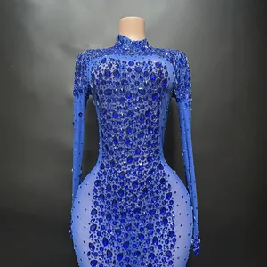 Elegante vestido largo de malla azul con pedrería brillante para actuaciones en el escenario