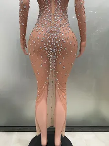 Vista posteriore dettagliata del vestito lungo in rete con strass e spacco sexy per palco.
