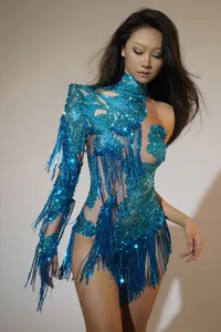 Elegante dettaglio di un abito blu con paillettes monospalla e lunghe frange dinamiche