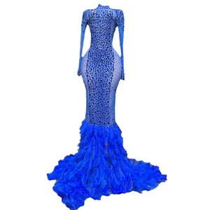 Vestido de noche de malla azul real de manga larga con diamantes y cola de sirena de plumas