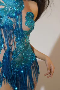 Dettaglio di un mini abito blu con paillettes e frange con intricate lavorazioni di perline