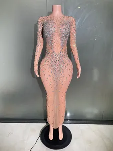 Dettaglio di abito lungo in mesh color carne con strass scintillanti ovunque
