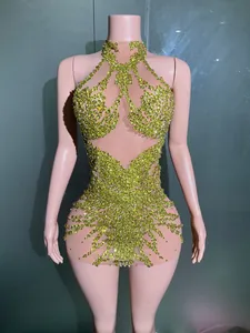 Detailansicht der gold glänzenden Strasssteine auf einem sexy Mesh-Bühnen-Mini-Kleid