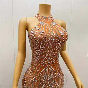 Elegante oranje halteravondjurk met fonkelende strass-steentjes voor feesten en optredens