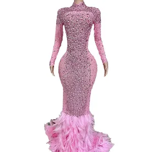 Abito da sera rosa a maniche lunghe con strass brillanti e bordo in piume