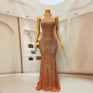 Elegante oranje avondjurk tot op de grond met luxe versieringen van fonkelende strass