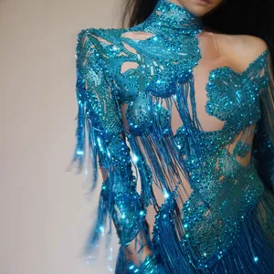 Elegante mini abito blu monospalla con paillettes e dettagli di frange dinamiche