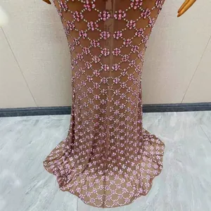 Elegante abito da sera in mesh marrone con motivo a rombi di strass rosa per eventi gala