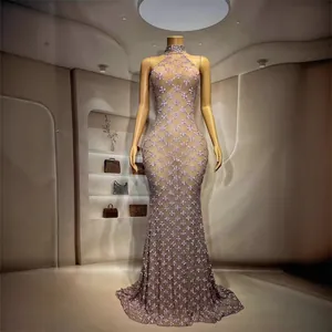 Elegante abito da sera a sirena con scollo all'americana e raffinati motivi floreali di strass