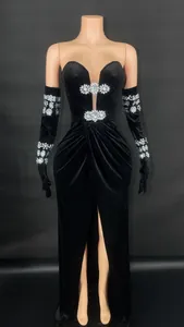 Elegante abito da sera in velluto nero con scollo a V e decorazioni floreali in strass.