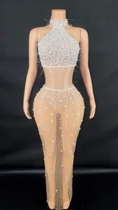 Gedetailleerd overzicht van parel- en strass haltertop en mesh rok set op paspop