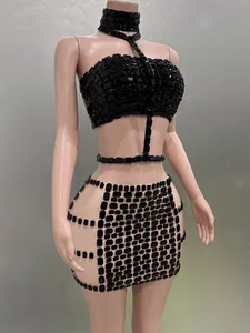 Detailansicht des schwarzen Strass-Crop-Tops und des passenden Minirocks auf einer Puppe