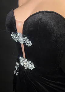 Primo piano di accenti floreali in strass scintillanti su elegante abito formale in velluto