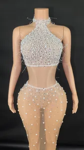 Elegante tweeledige set met haltertop van parels en strass en transparante midi-rok.