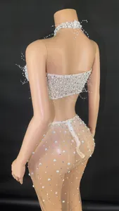 Gedetailleerd achteraanzicht van de tweedelige podiumoutfit met parels en strass