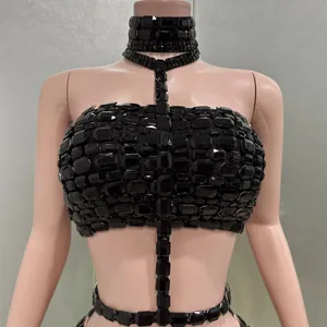 Nahaufnahme der aufwendigen schwarzen facettierten Strasssteine an einem Neckholder-Top.