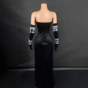 Elegante abito da sera senza spalline in velluto nero con guanti di paillettes floreali