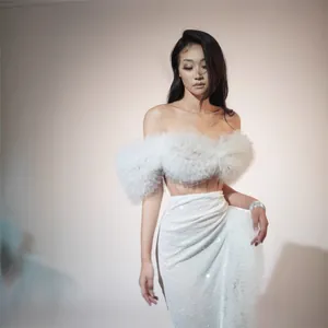 Elegantes Set aus weißem Feder-Crop-Top und langem Paillettenrock für Damenmode